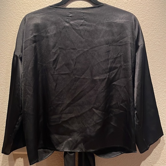 Urban Outfitters Women’s Silk-Like Black Blouse Kimono Style Cardigan Medium - Picture 9 of 9